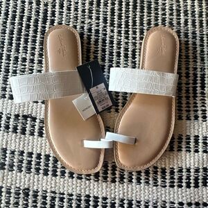 Universal thread size 8.5 white sandals NWT